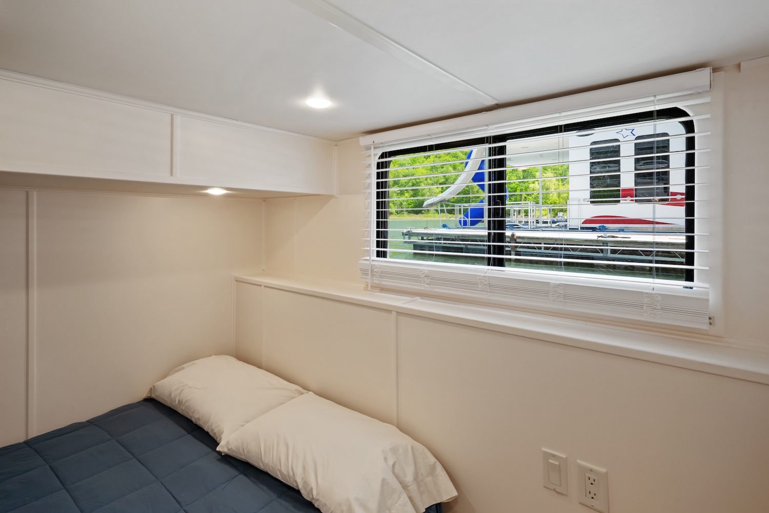Liberty Houseboat Bedroom-4